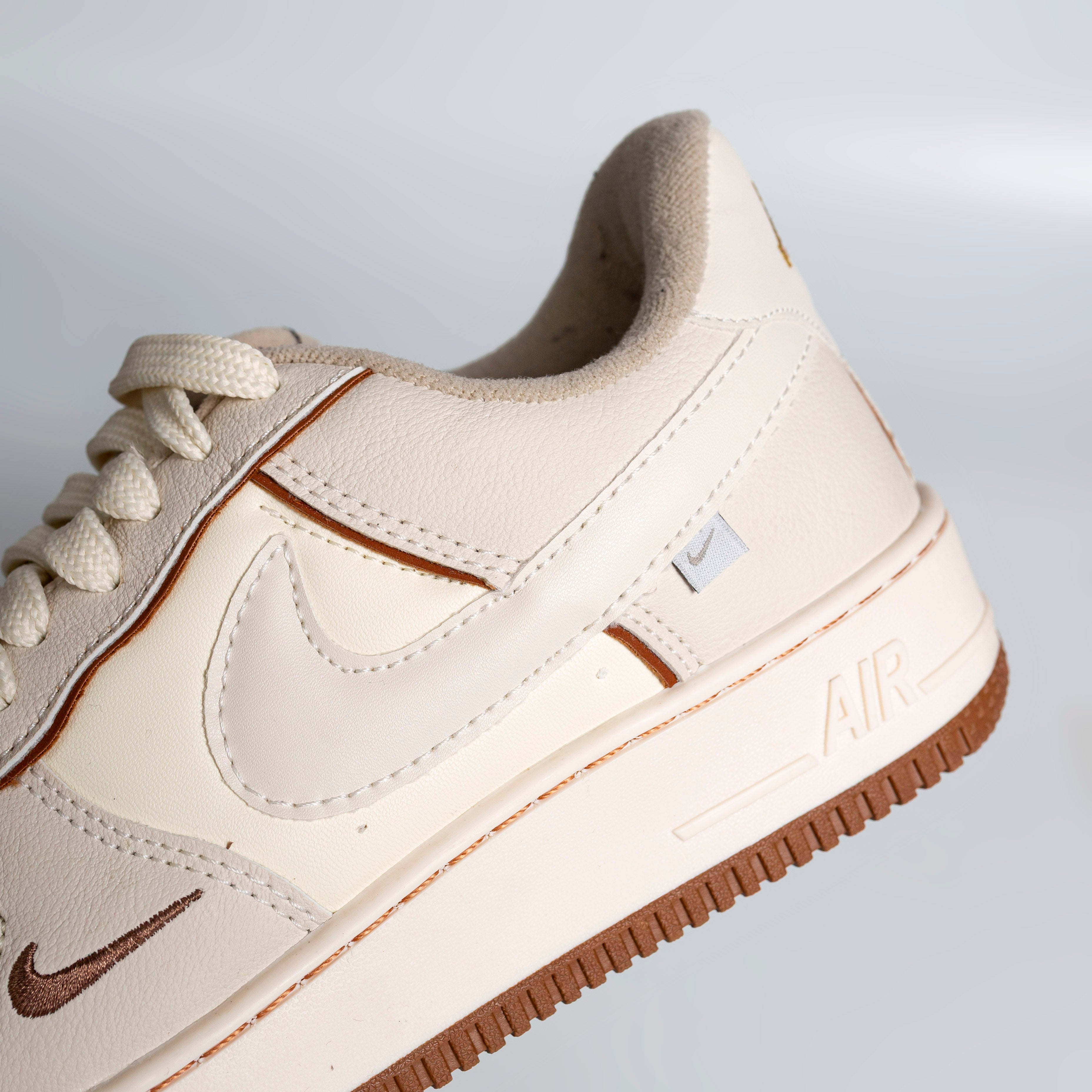 AF1 Branco/Bege Medalha (Edição especial)