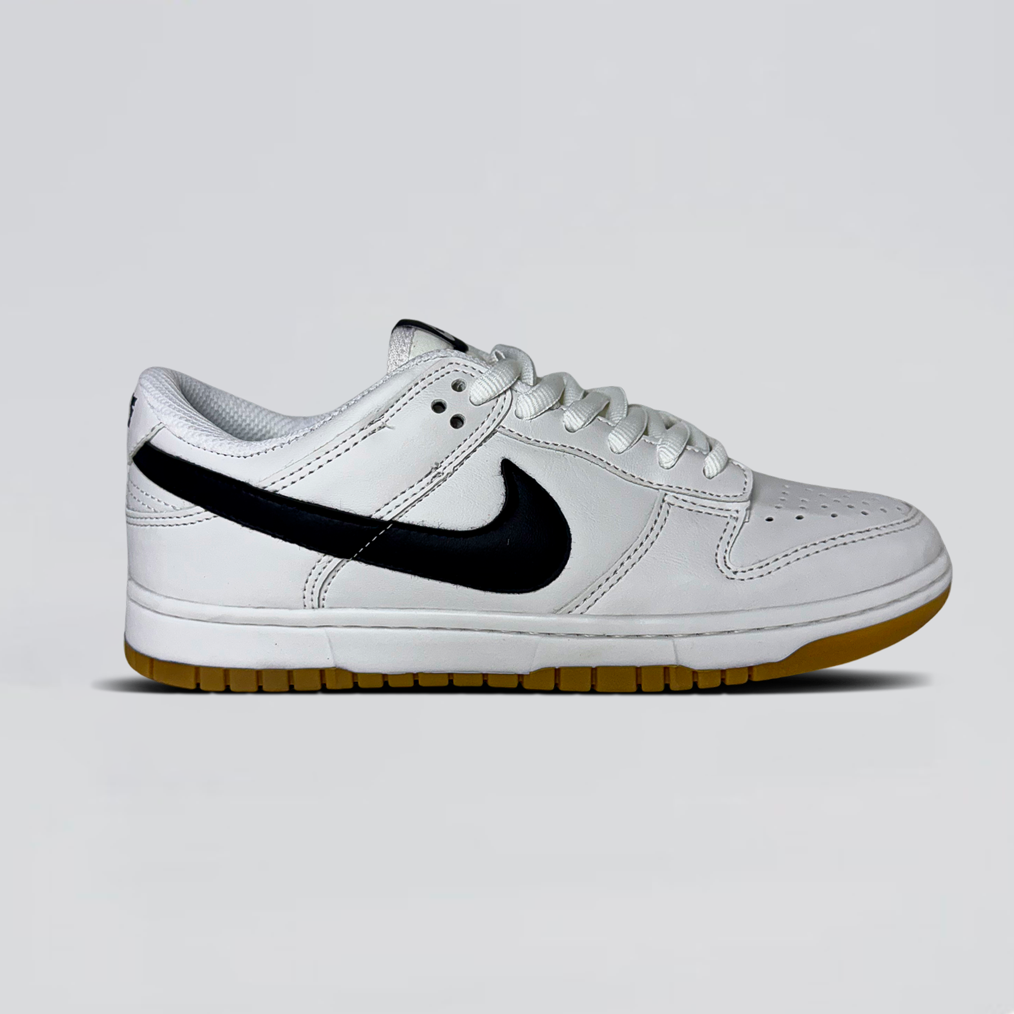 NK SB Dunk Low Pro - Branco/ Preto/ Caramelo