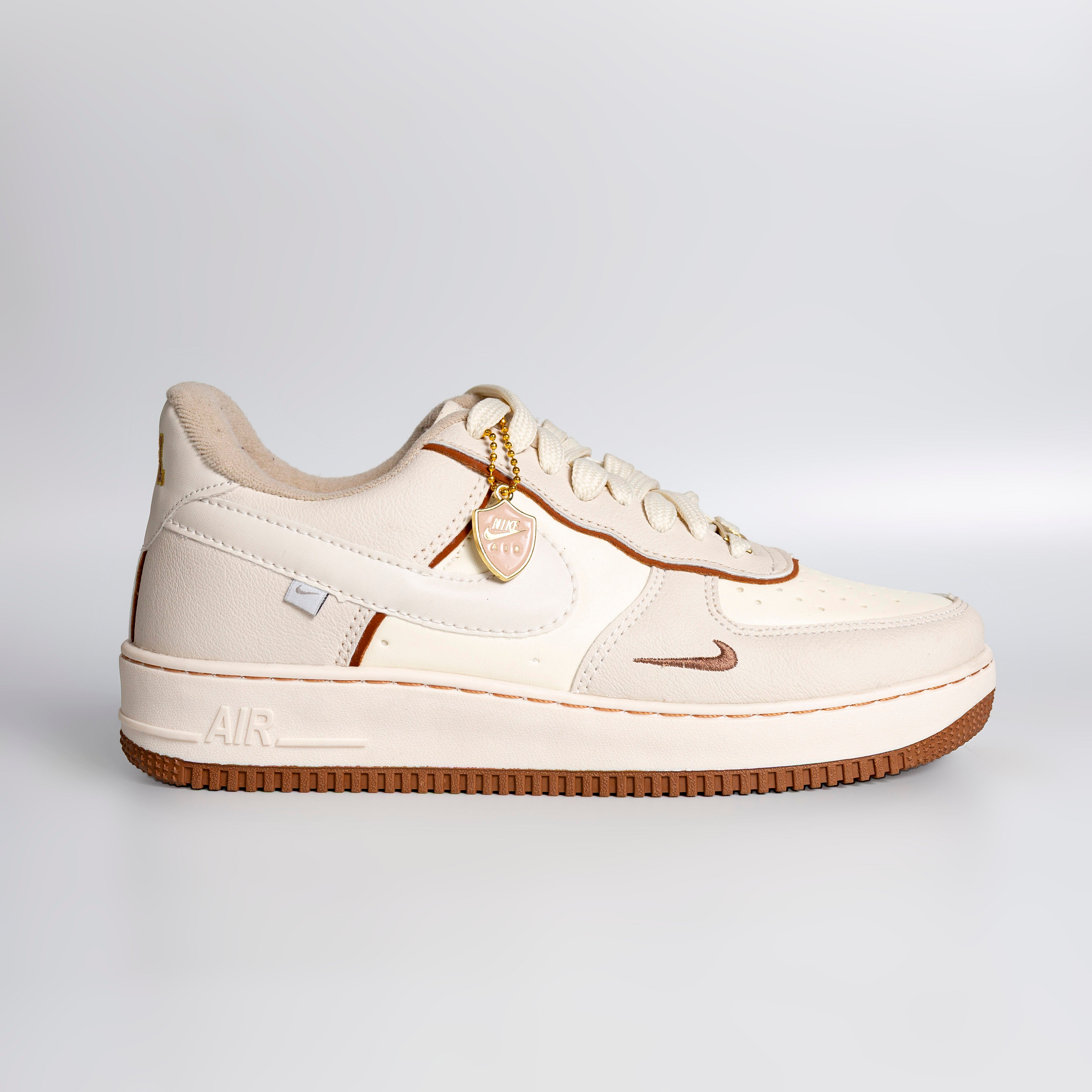 AF1 Branco/Bege Medalha (Edição especial)