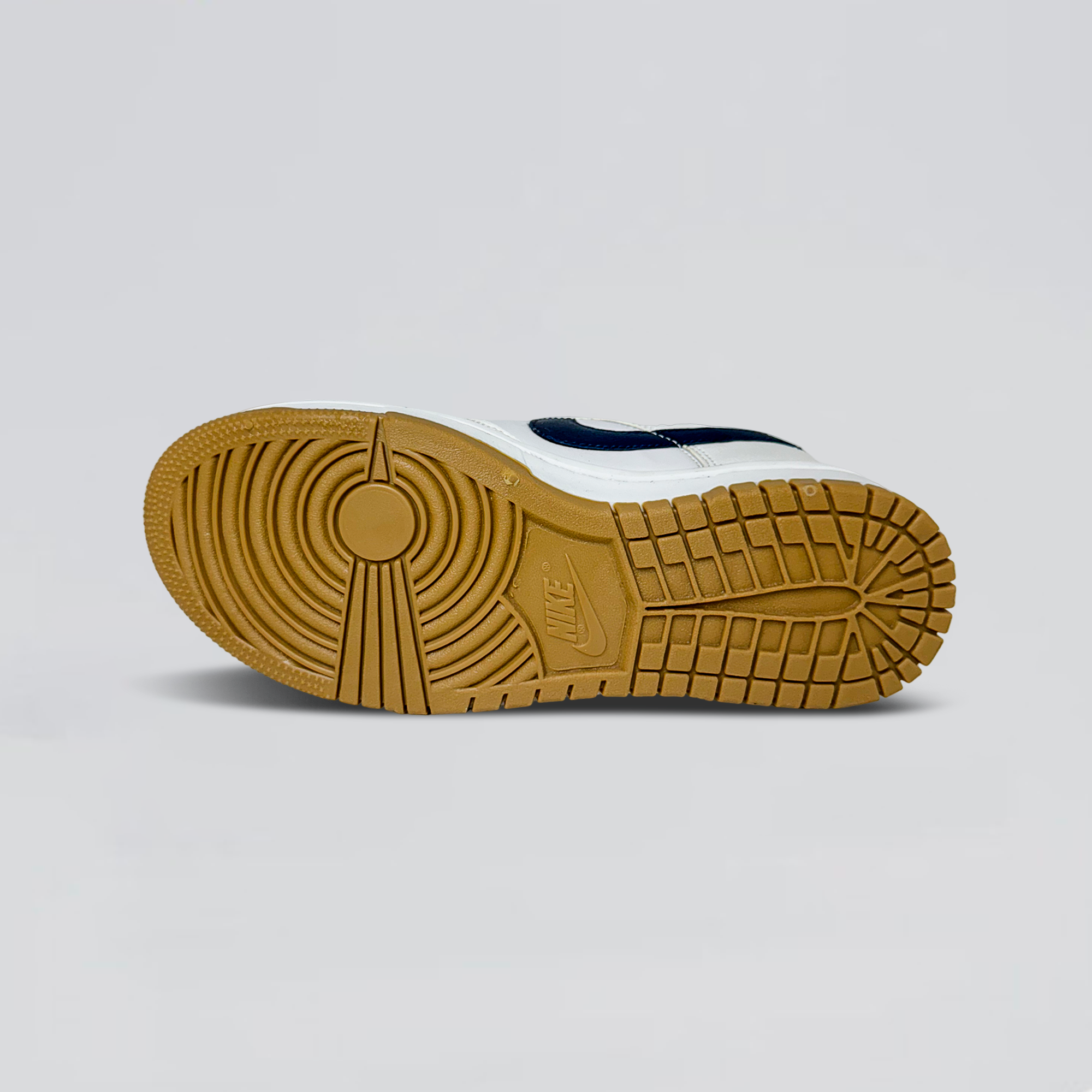 NK SB Dunk Low Pro - Branco/ Marinho